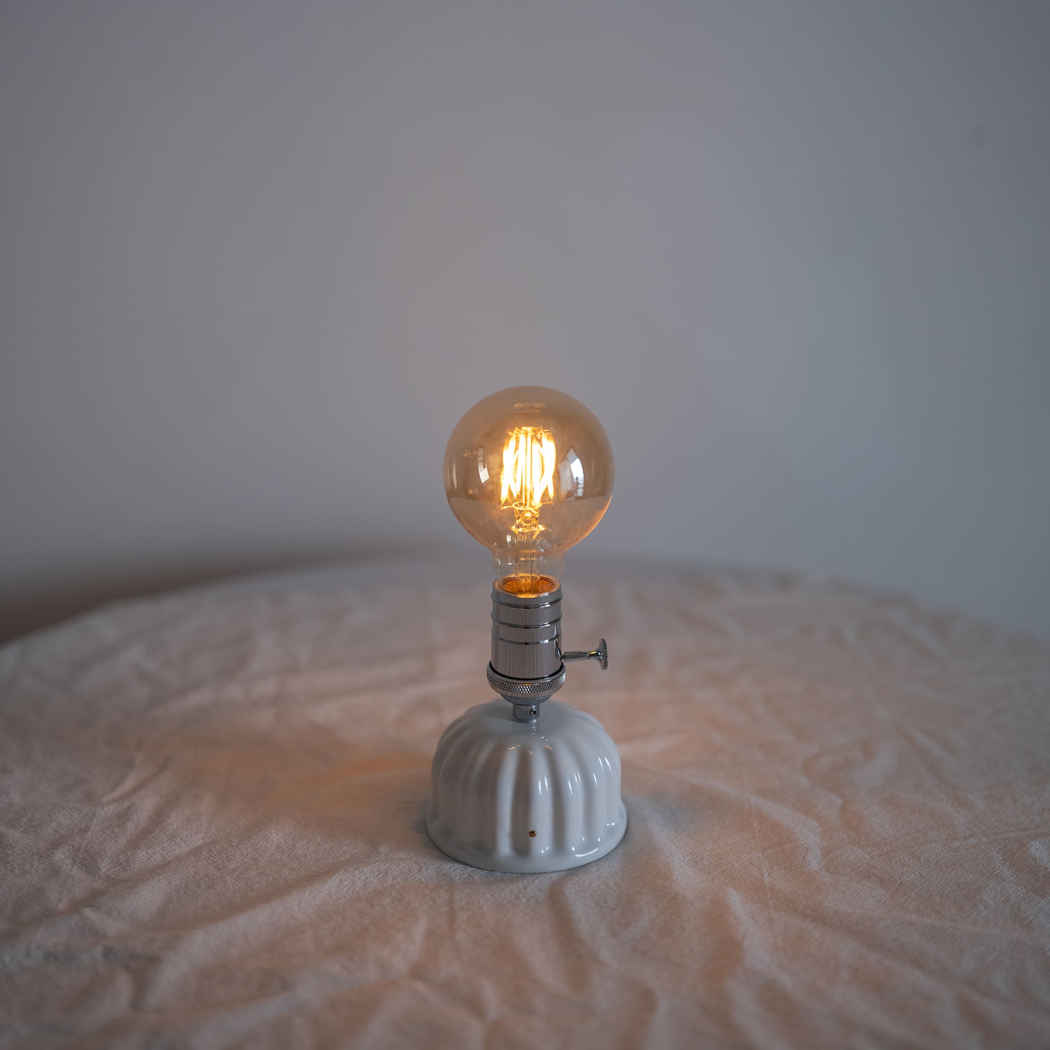 Rechargeable ceramic Edison bulb table lamp with round G80 LED filament bulb