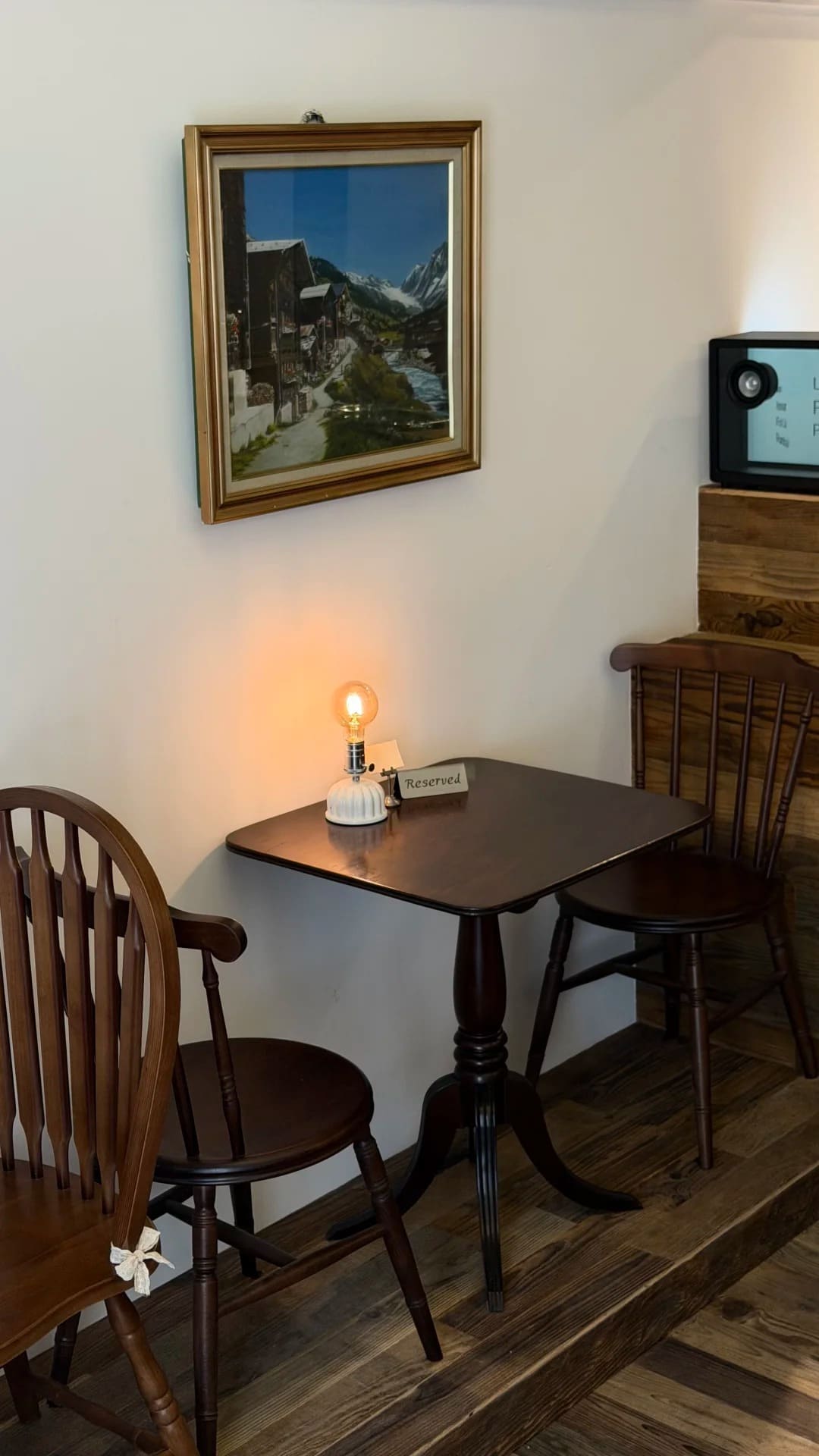 Cordless Edison bulb table lamp providing warm restaurant table lighting in a classic dining setting