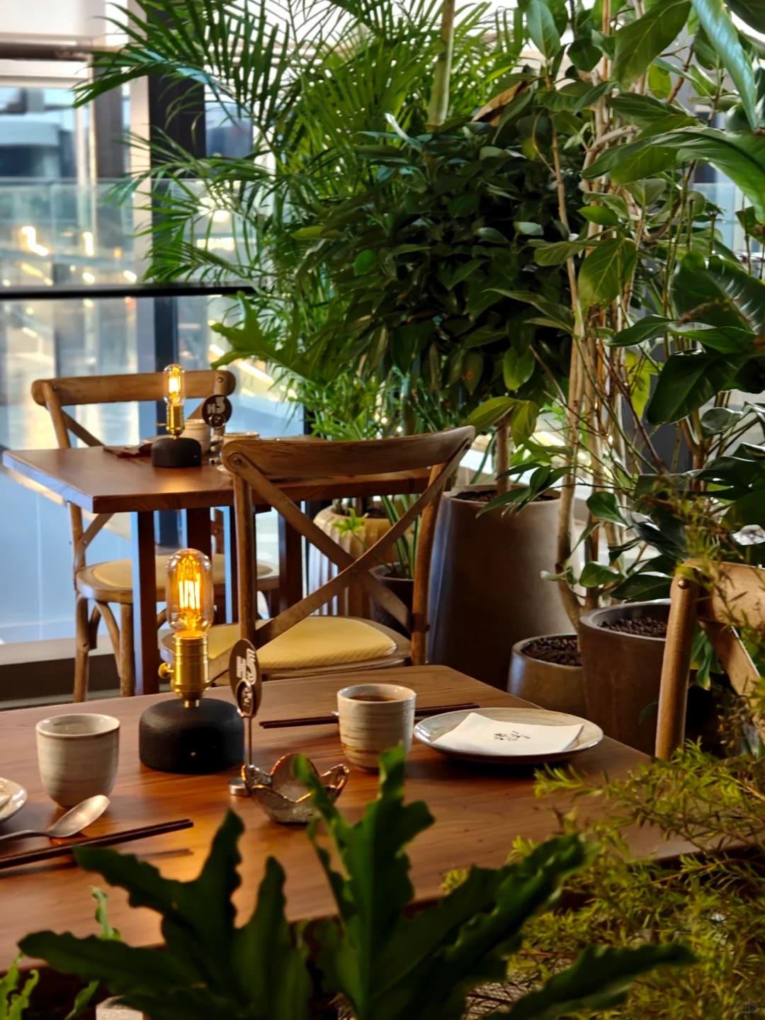 Rechargeable Edison table lamps creating warm restaurant table lighting