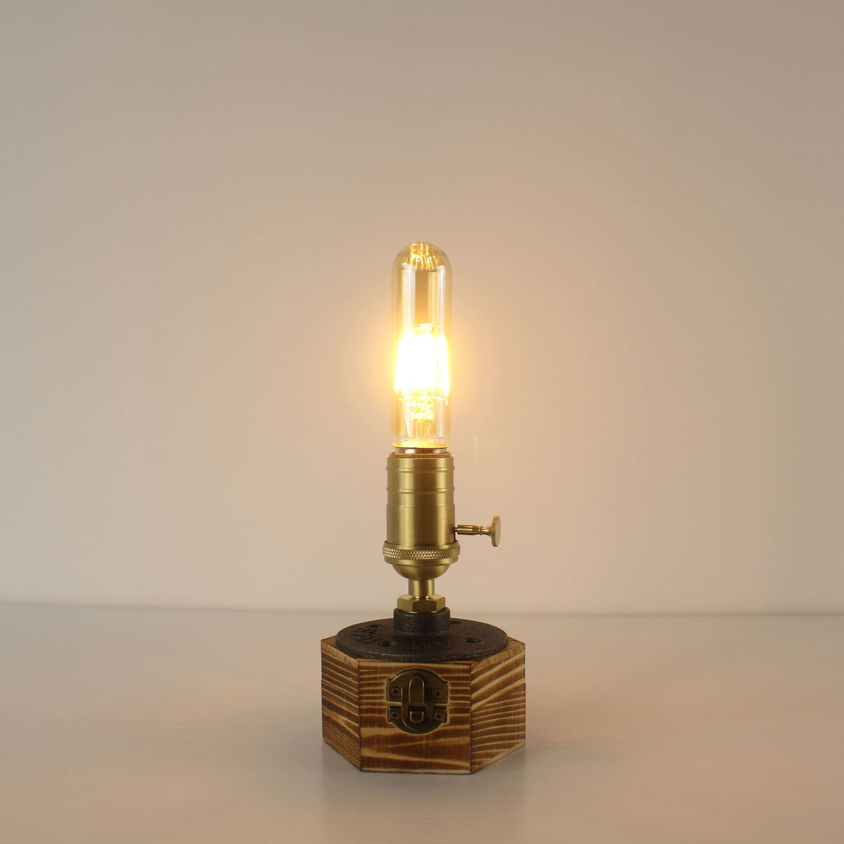 farmhouse battery operated lamp t125