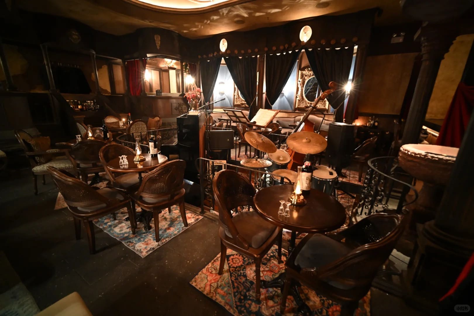 Cordless LED oil lamps illuminating tables in a vintage style restaurant