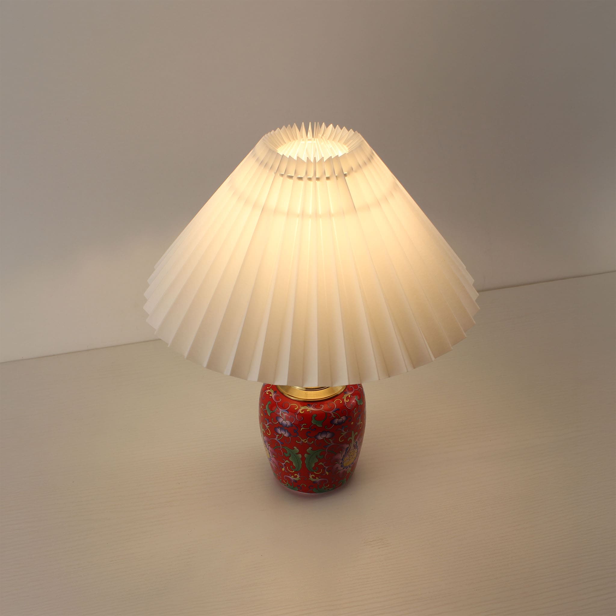 Wireless ceramic lamp with a built-in rechargeable battery, providing 2700K warm ambient lighting without messy cords